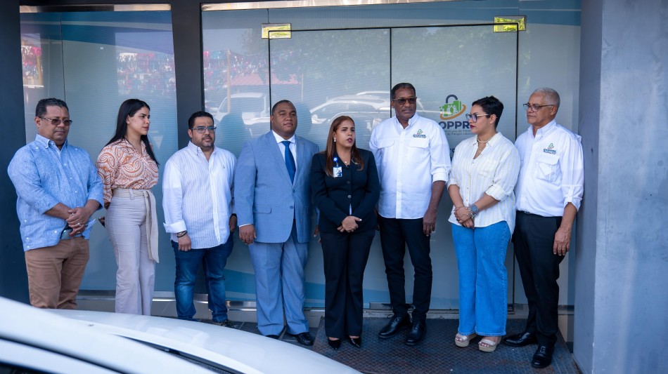 Director ejecutivo de IDOPPRIL Agustín Burgos visita la Oficina de Puerto Plata