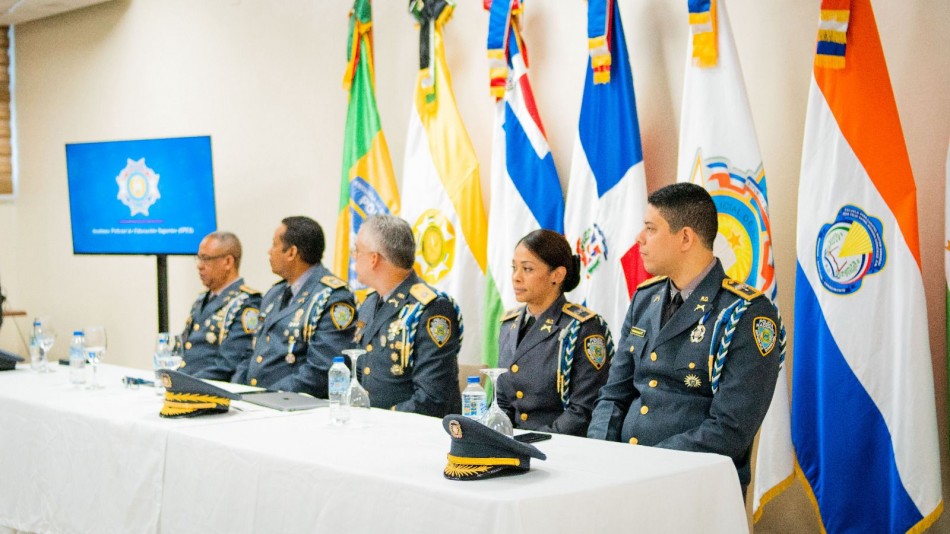 Miembros de la Dirección de Asuntos Internos de Policía Nacional se especializan en investigación en el IPES