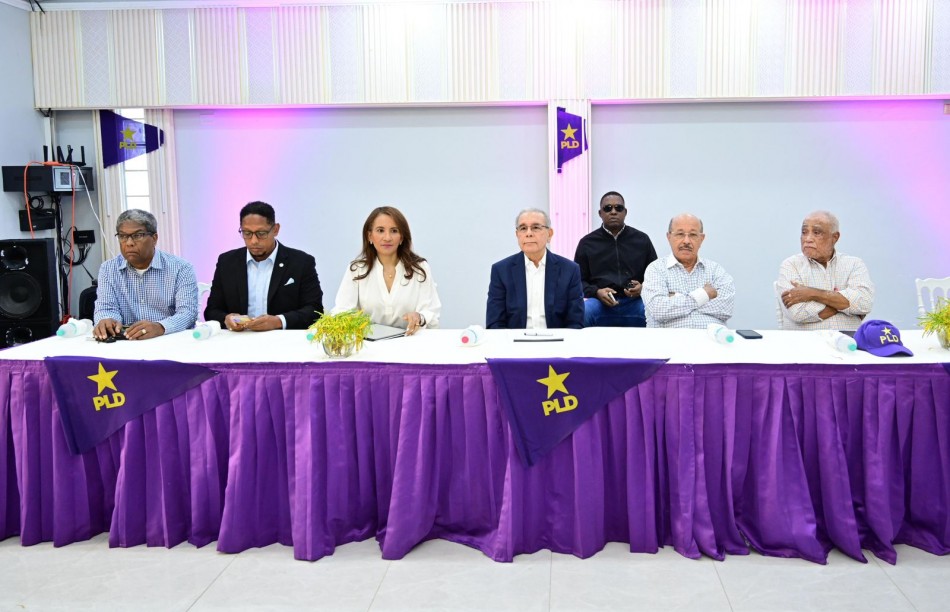 Danilo Medina encabeza encuentro con dirigencia del PLD en Barahona y llama a implementar estrategia electoral