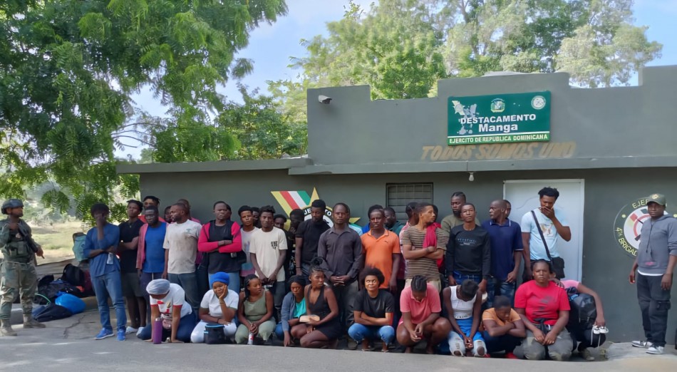 Ejército intercepta grupo de 42 migrantes haitianos que caminaba en zona rural de Montecristi evadiendo vigilancia militar