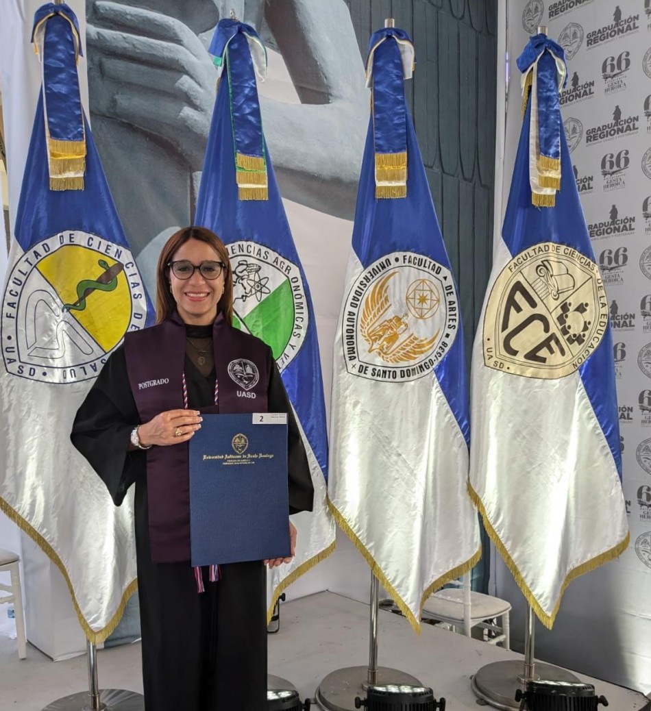 Carolina Mart&iacute;nez, periodista dominicana residente en EE. UU., se inviste como Mag&iacute;ster; SNTP destaca su trayectoria