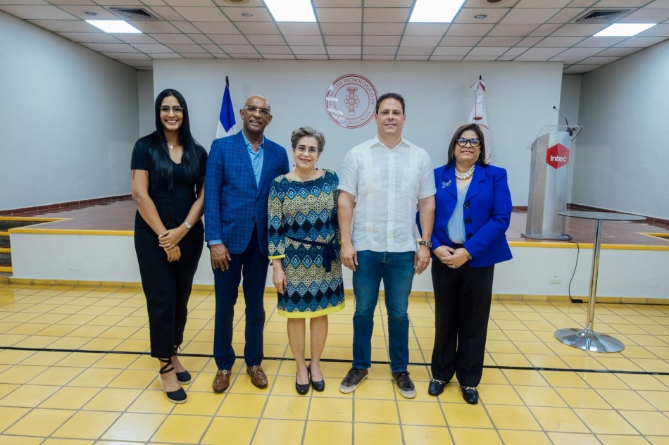 Ministro Carlos Bonilla motiva a futuros ingenieros a contribuir con transformaci&oacute;n del sector construcci&oacute;n de RD