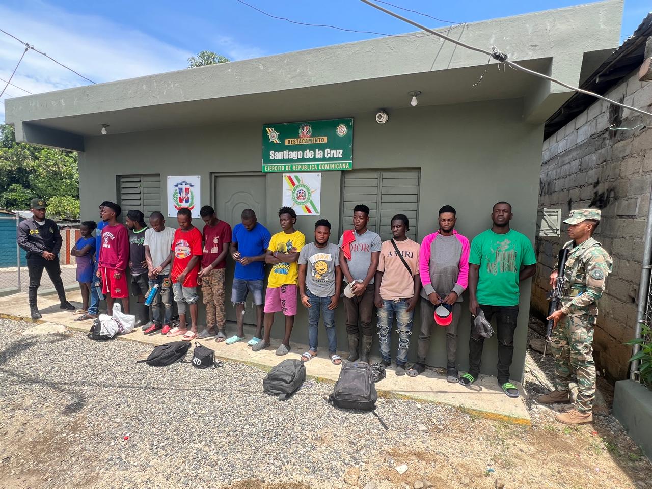 Ocupan contrabando de 420 mil cigarrillos en una camioneta en San Juan de la Maguana