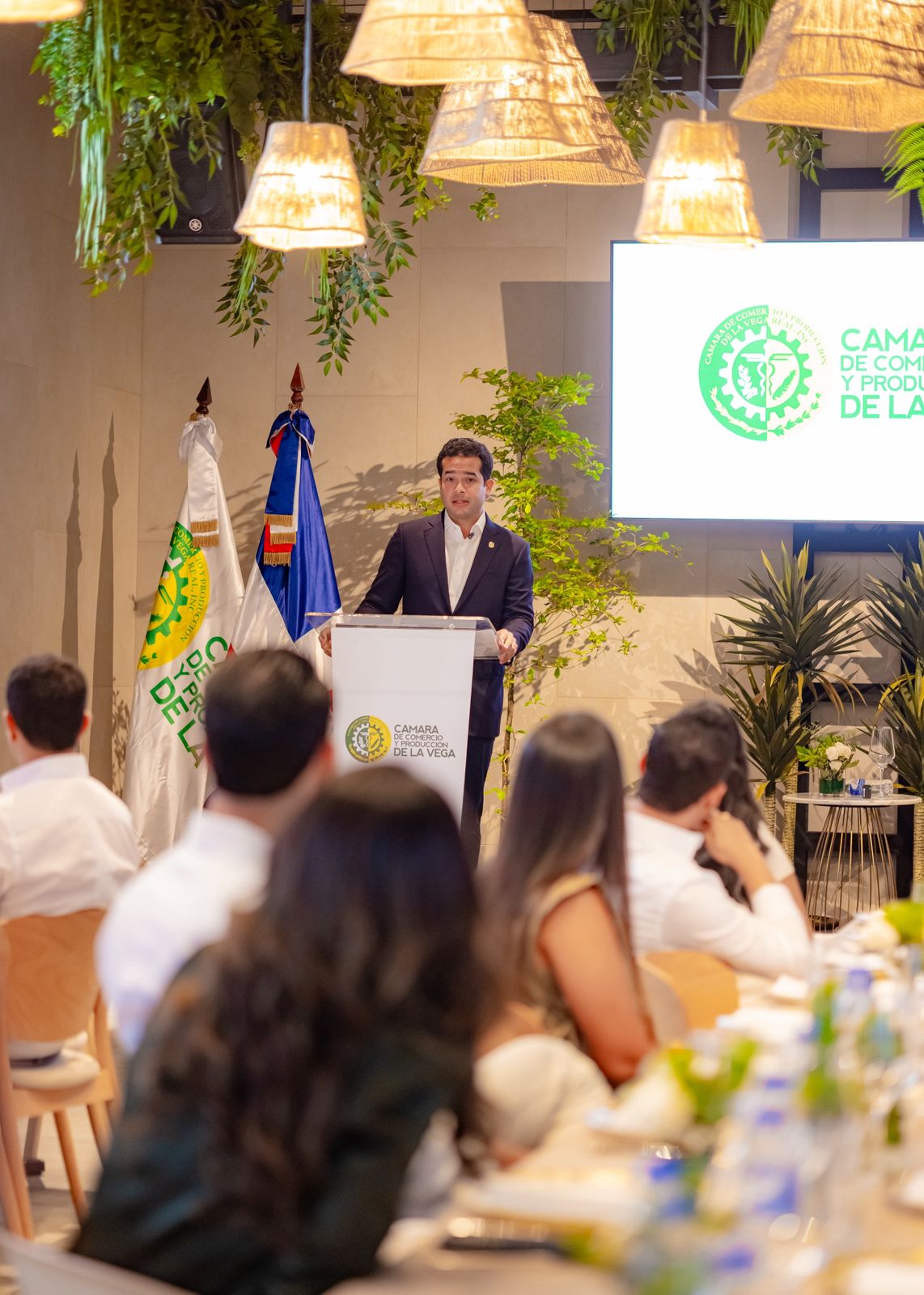 Omar Fern&aacute;ndez socializa sus proyectos de ley con sectores productivos de La Vega