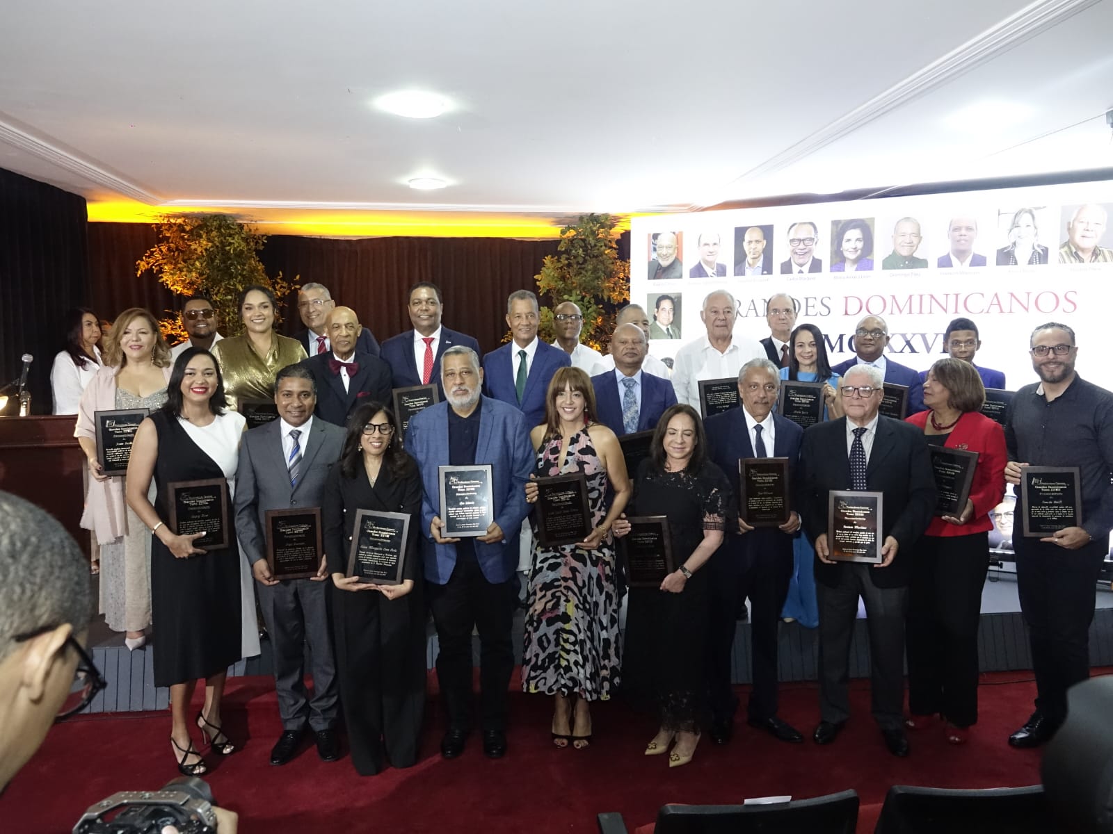Emotivo acto marca la puesta en circulaci&oacute;n del tomo XXVIII de &ldquo;Grandes Dominicanos&rdquo; de Carlos T. Mart&iacute;nez