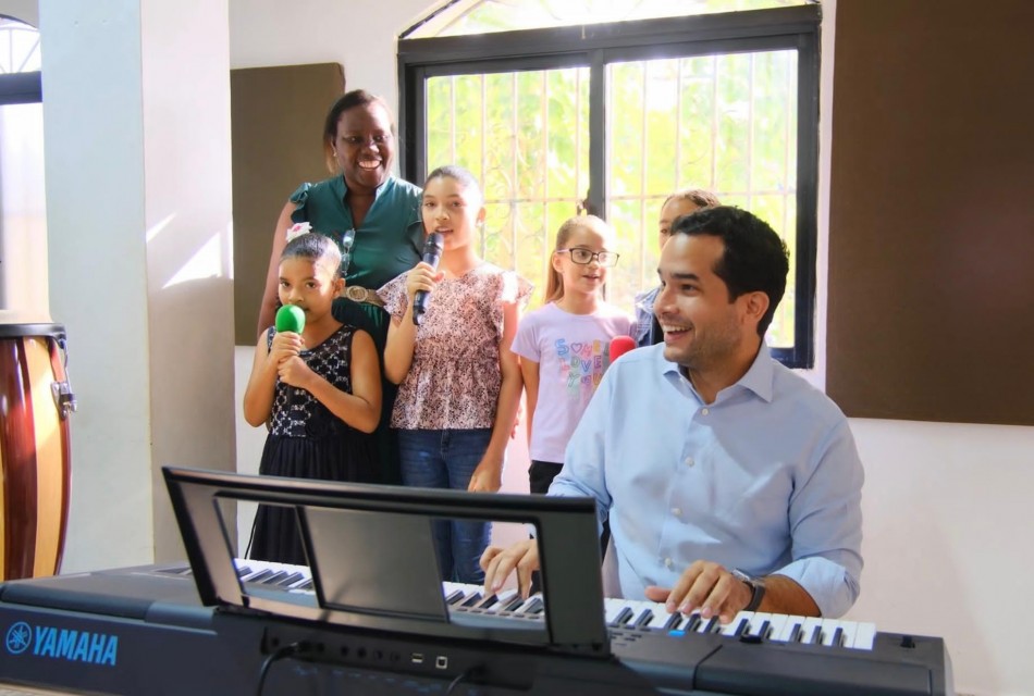 Omar Fern&aacute;ndez fomenta el arte en barrios de la capital con recursos de Fondo Gadiel