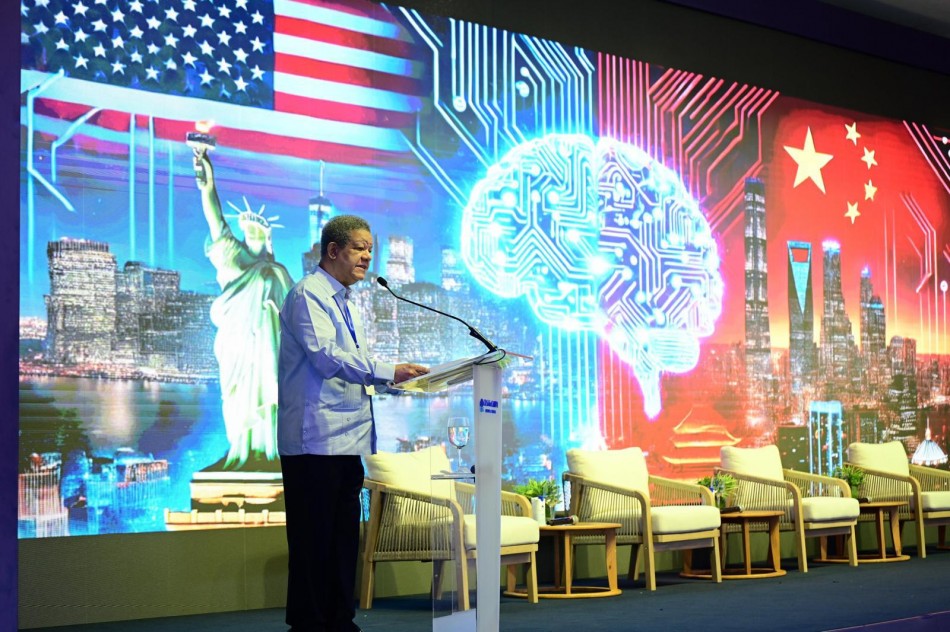 Leonel Fern&aacute;ndez asegura que la humanidad necesita una inteligencia artificial m&aacute;s incluyente, &ldquo;que empodere a las personas&rdquo;