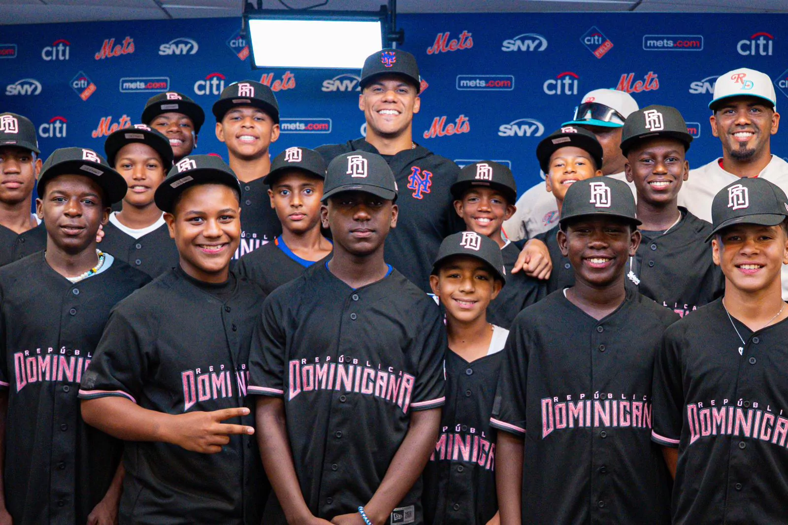 Juan Soto recibe al equipo dominicano de b&eacute;isbol y les dedica jonr&oacute;n antes de partir al Mundial Sub-12 en Taiw&aacute;n