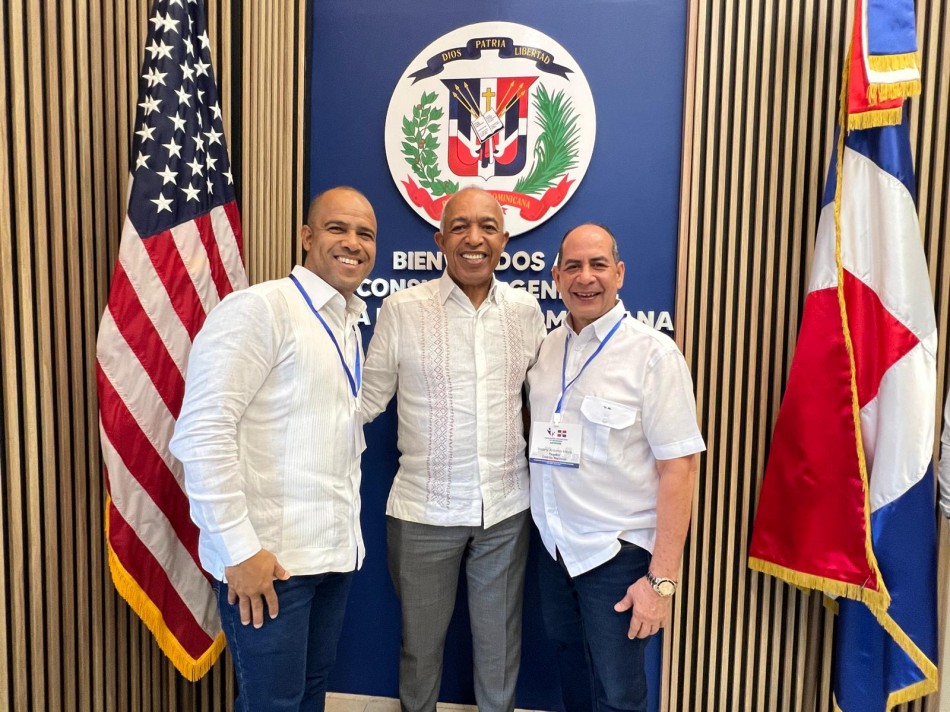 C&oacute;nsul Jos&eacute; Santana recibe Asociaci&oacute;n Dominicana de Regidores. 
