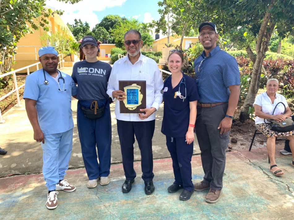 Doctor Modesto Guzm&aacute;n es reconocido por su compromiso social