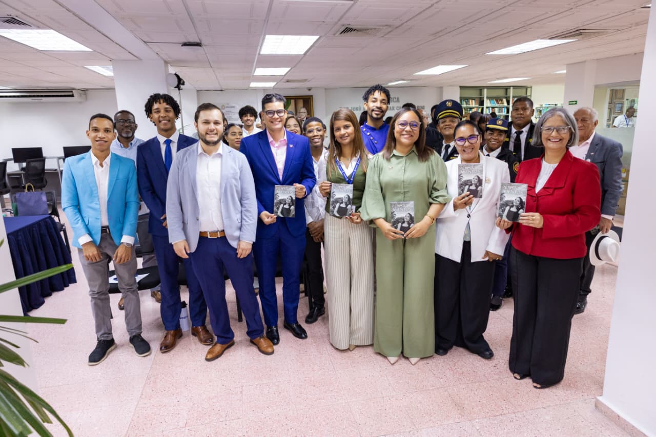 Joven Locutora de San Crist&oacute;bal Francisca Fr&iacute;as hace lanzamiento de su primer libro "Pensamientos" en la Universidad del Caribe