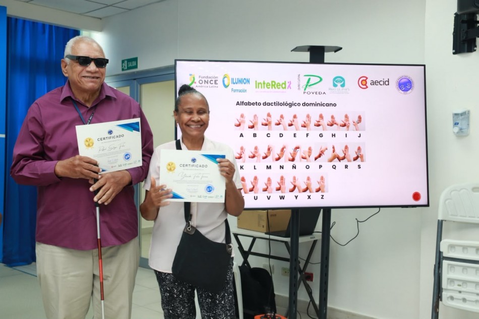 Alianza de ONGs gradúa a los primeros guías intérpretes para personas con sordoceguera en el país