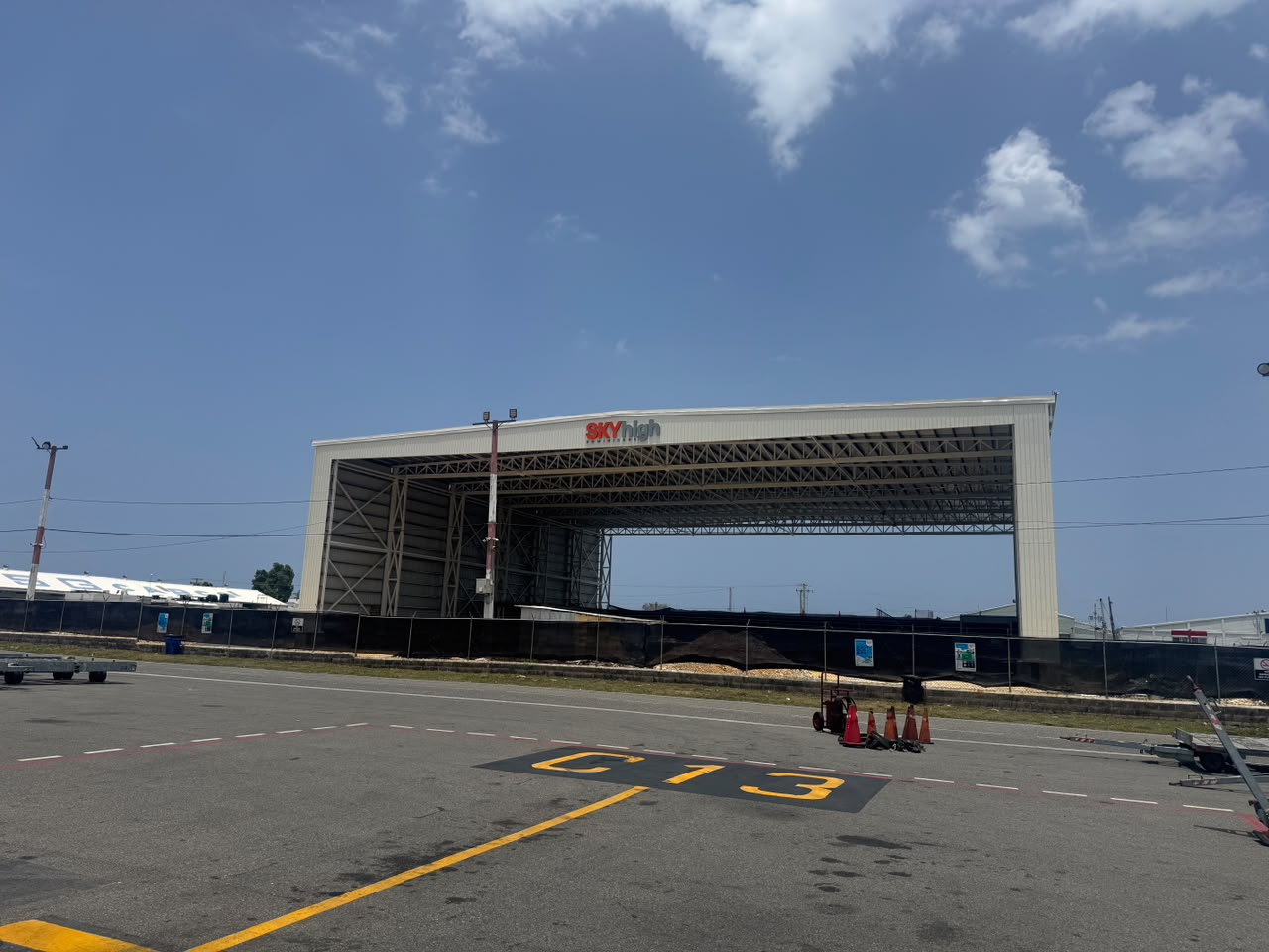 Sky High Dominicana construye uno de los hangares m&aacute;s grandes del Caribe como parte de su expansi&oacute;n regional