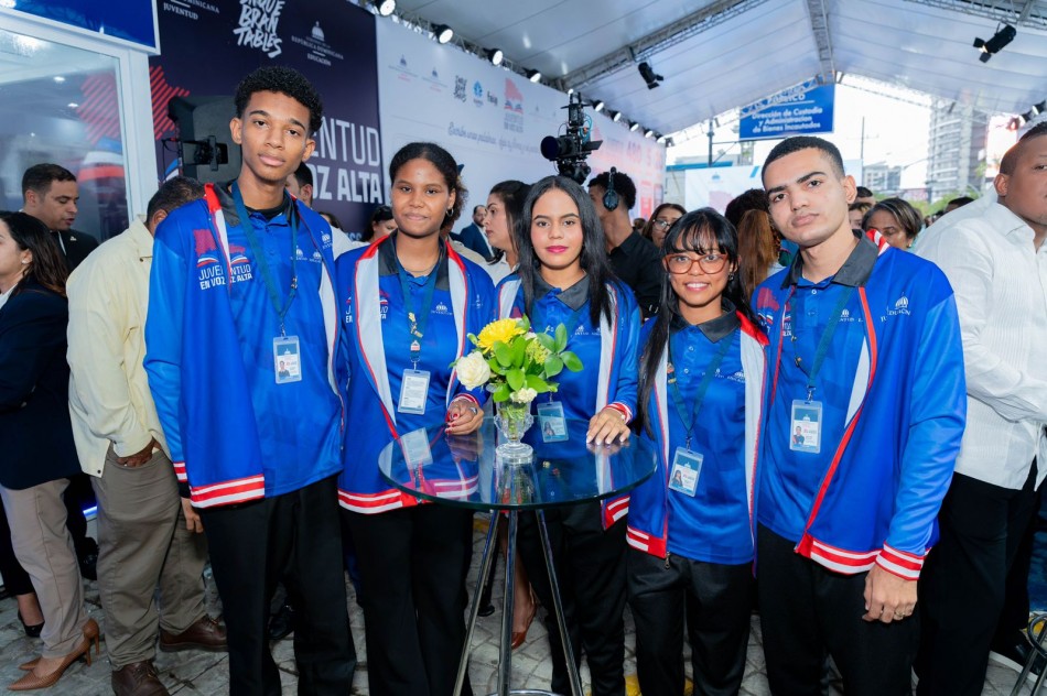 Cinco jóvenes dominicanos asumen el reto de recuperar un Récord Guinness de lectura en voz alta