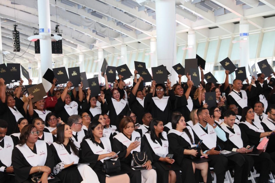 UFHEC celebra su cuadragésima novena graduación ordinaria con 1,747 nuevos profesionales; el 74 % son mujeres