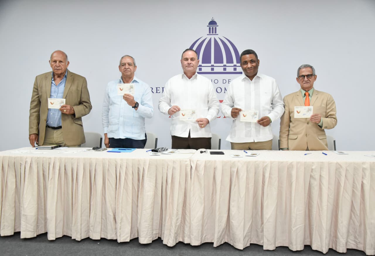 INPOSDOM y Comisi&oacute;n Nacional del Cacao conmemoran 50 a&ntilde;os de trayectoria con sello postal