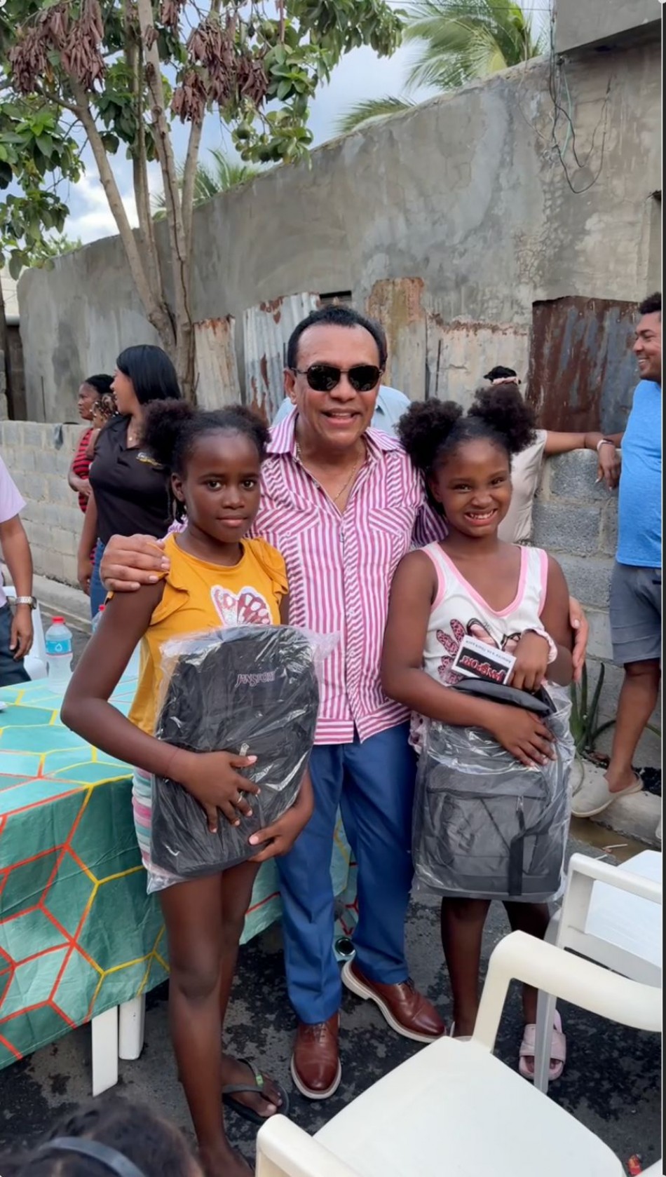 Fundación Fabián Taveras lleva esperanza y útiles escolares a niños de Las Mercedes, Boca Chica