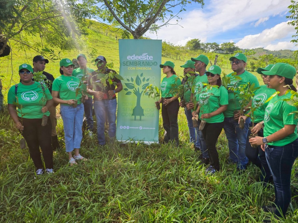 Edeeste y Ministerio de Medio Ambiente realizan jornada de reforestación en el Seybo