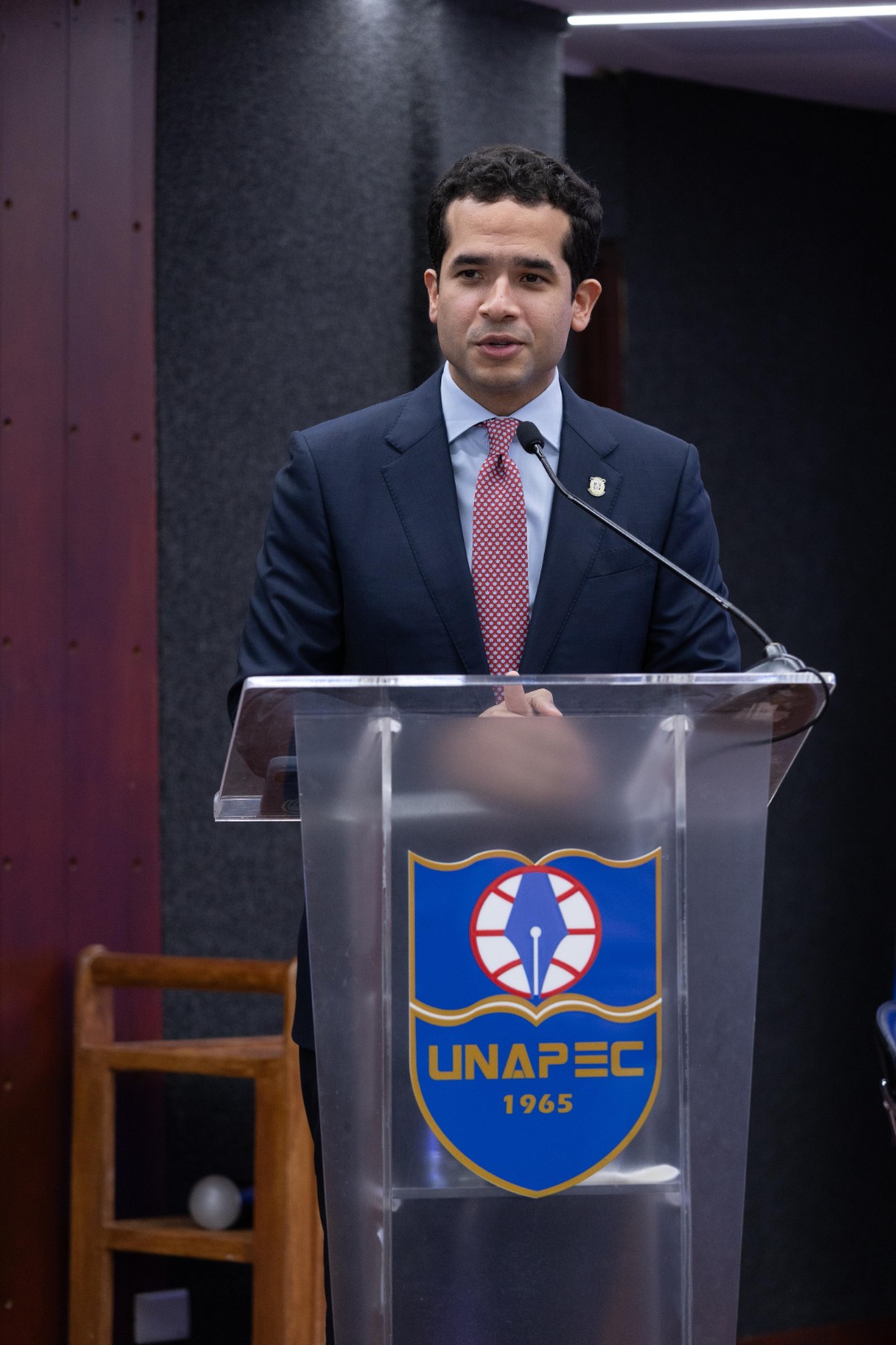 Omar Fernández solicita mayor fiscalización y equilibrio en el Congreso durante conferencia en Unapec