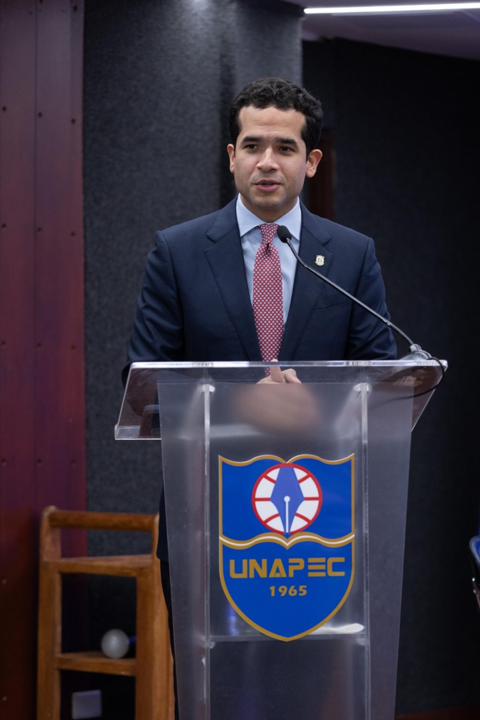 Omar Fern&aacute;ndez solicita mayor fiscalizaci&oacute;n y equilibrio en el Congreso durante conferencia en Unapec