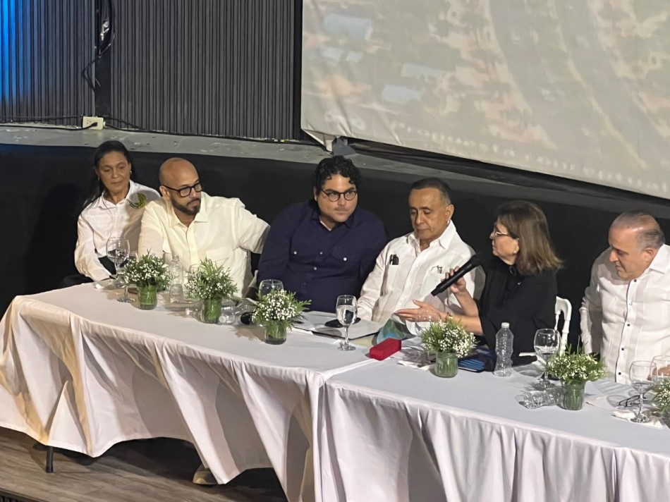 Alcalde Junior Peralta presenta propuesta de circunvalación ecológica en nagua, vice presidenta de la república aceptó trabajar en el proyecto.