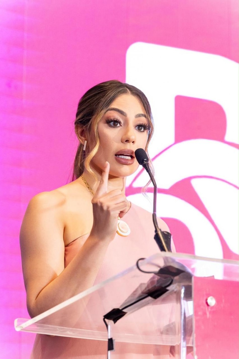 Iluminada Mu&ntilde;oz lanza RD Rosa 2026 para promover la detecci&oacute;n oportuna del c&aacute;ncer