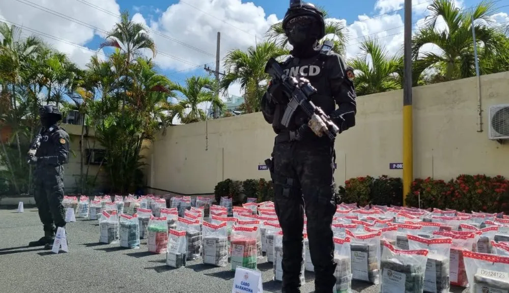 Gobierno dice ha sacado de las calles unas 2.4 toneladas de droga