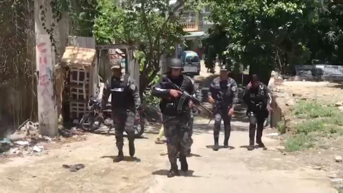 Con fusil en manos salen a buscar delincuentes en Santiago