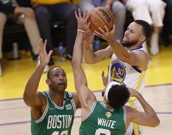 Warriors empatan la final de la NBA 1-1 contra los Celtics