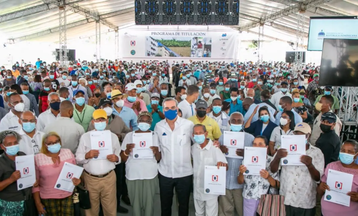Presidente entrega t&iacute;tulos en intensa agenda fin de semana