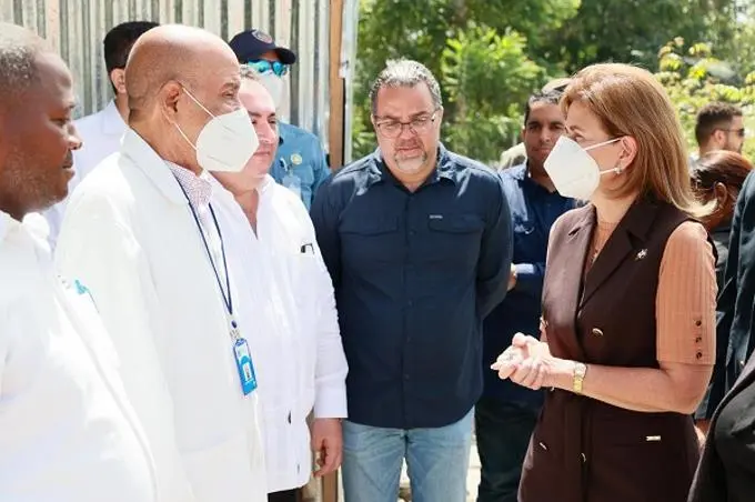 Vicepresidenta supervisa trabajos de remozamiento del hospital de Tamayo