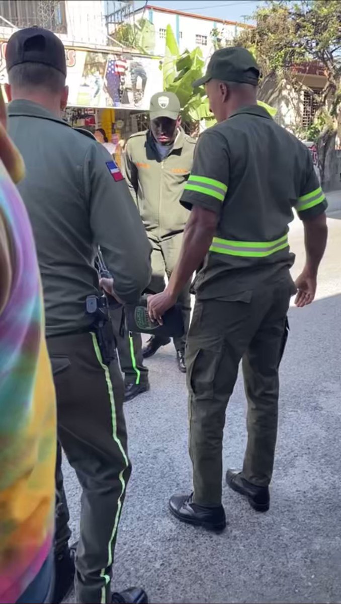 Cientos de ciudadanos del municipio de Jarabacoa repudiaron la acci&oacute;n cometida por los miembros de la Direcci&oacute;n General  de Tr&aacute;nsito 