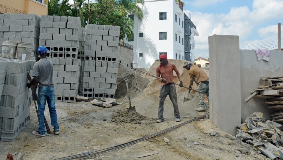 Abinader anuncia aumento 24% para trabajadores construcci&oacute;n