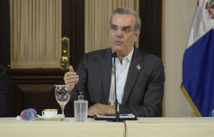 Abinader aumenta a 15 d&iacute;as la licencia por paternidad a empleados p&uacute;blicos