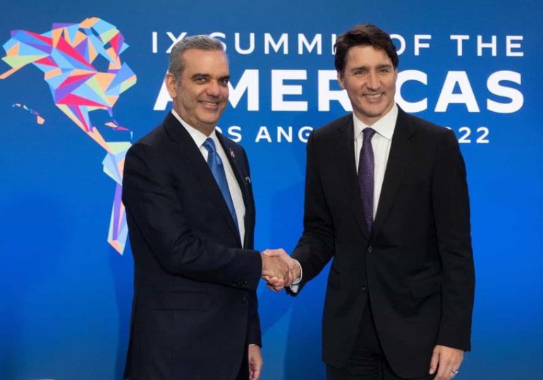 Luis Abinader conversa por tel&eacute;fono con Justin Trudeau sobre la situaci&oacute;n haitiana