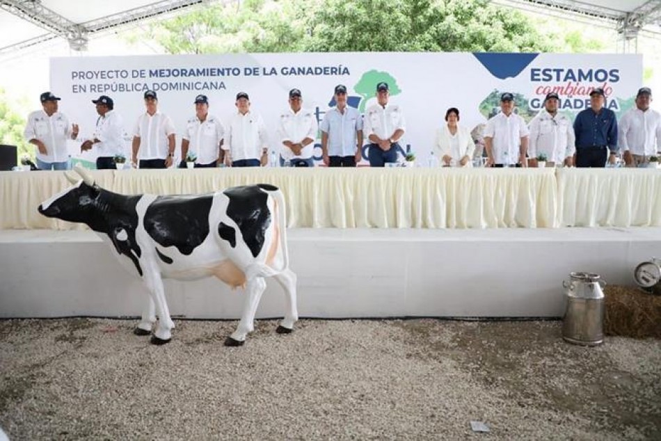 Abinader entrega 1,060 t&iacute;tulos de propiedad en Villa Central