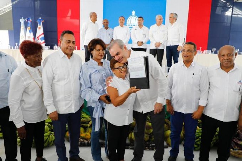 Abinader entrega 535 t&iacute;tulos de propiedad en Monte Plata