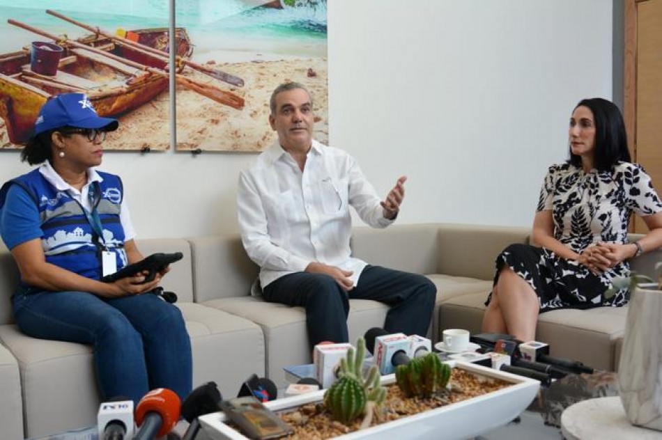 Abinader es el primero en ser censado y llama a colaborar con el proceso