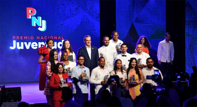 Abinader exhorta j&oacute;venes a que no se rindan nunca