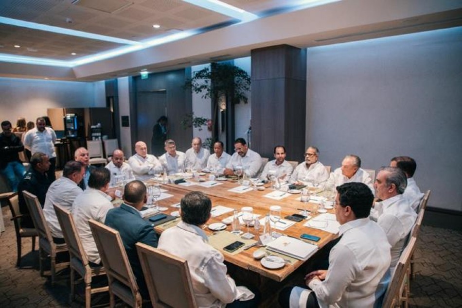Abinader se reúne con representantes de líneas aéreas nacionales para convertir RD en centro de distribución