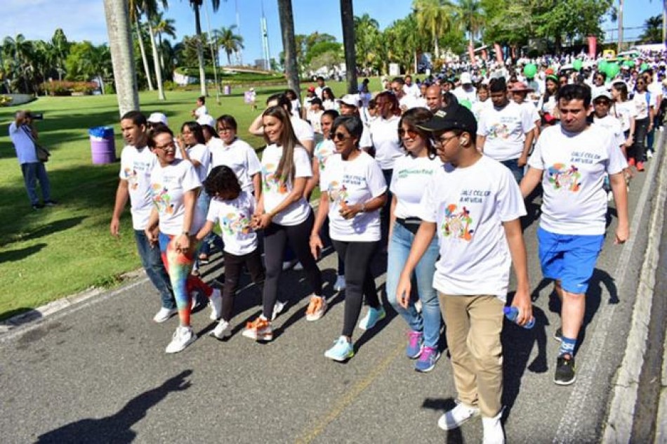 Familias participan en caminata por el diagnóstico temprano del Autismo
