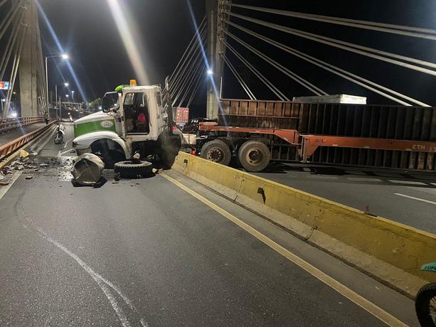 Accidente de una patana complica el tr&aacute;nsito sobre el puente Juan Bosch