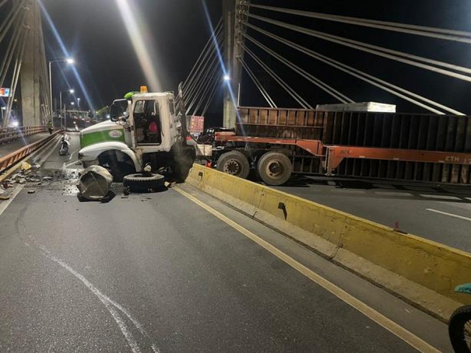 Accidente de una patana complica el tránsito sobre el puente Juan Bosch