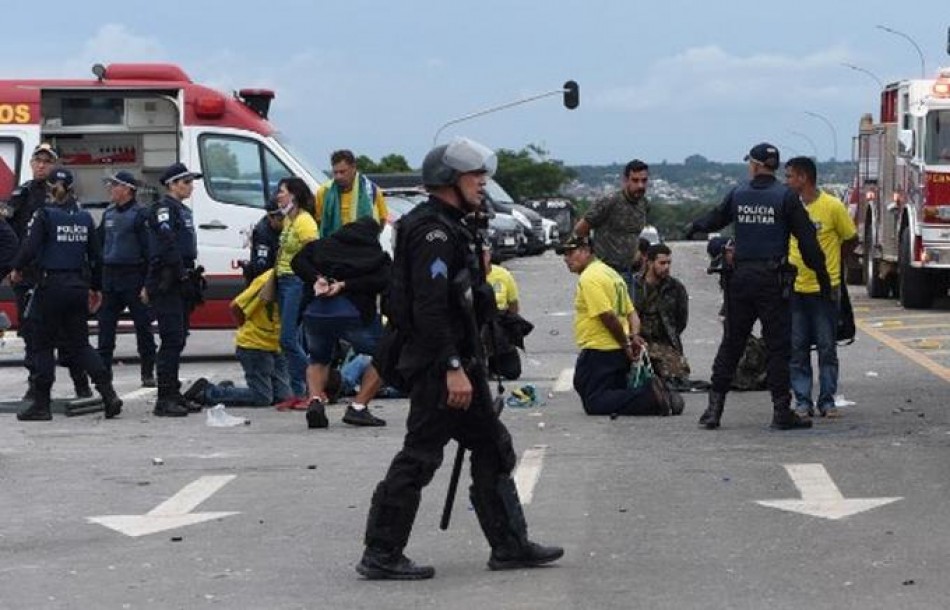 Al menos 1,200 bolsonaristas son detenidos en campamento frente al Ej&eacute;rcito de Brasil