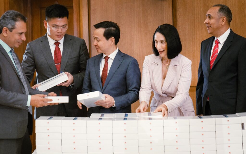 Primera dama, Conani, Indotel, ITLA y Huawei firman acuerdos para llevar tecnolog&iacute;a a los NNA