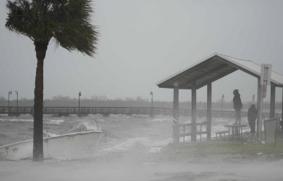 Nicole se debilita en tormenta tropical tras tocar tierra en Florida