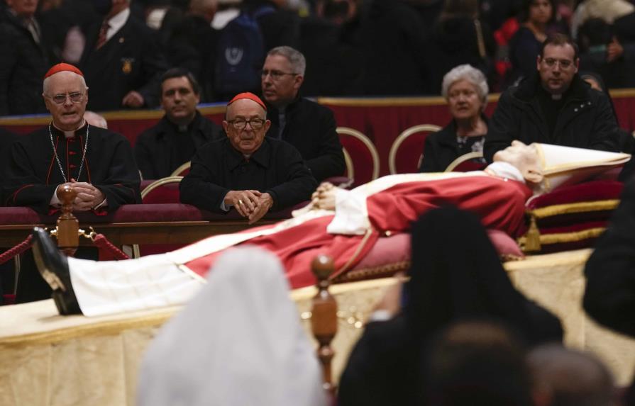 El papa em&eacute;rito Benedicto XVI ya reposa en la cripta vaticana