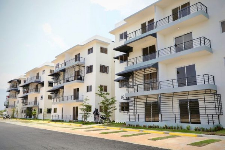 Luis Abinader entrega apartamentos y supervisa la avenida Ecológica