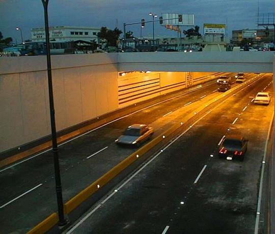 Apedrean veh&iacute;culos en t&uacute;neles y avenidas