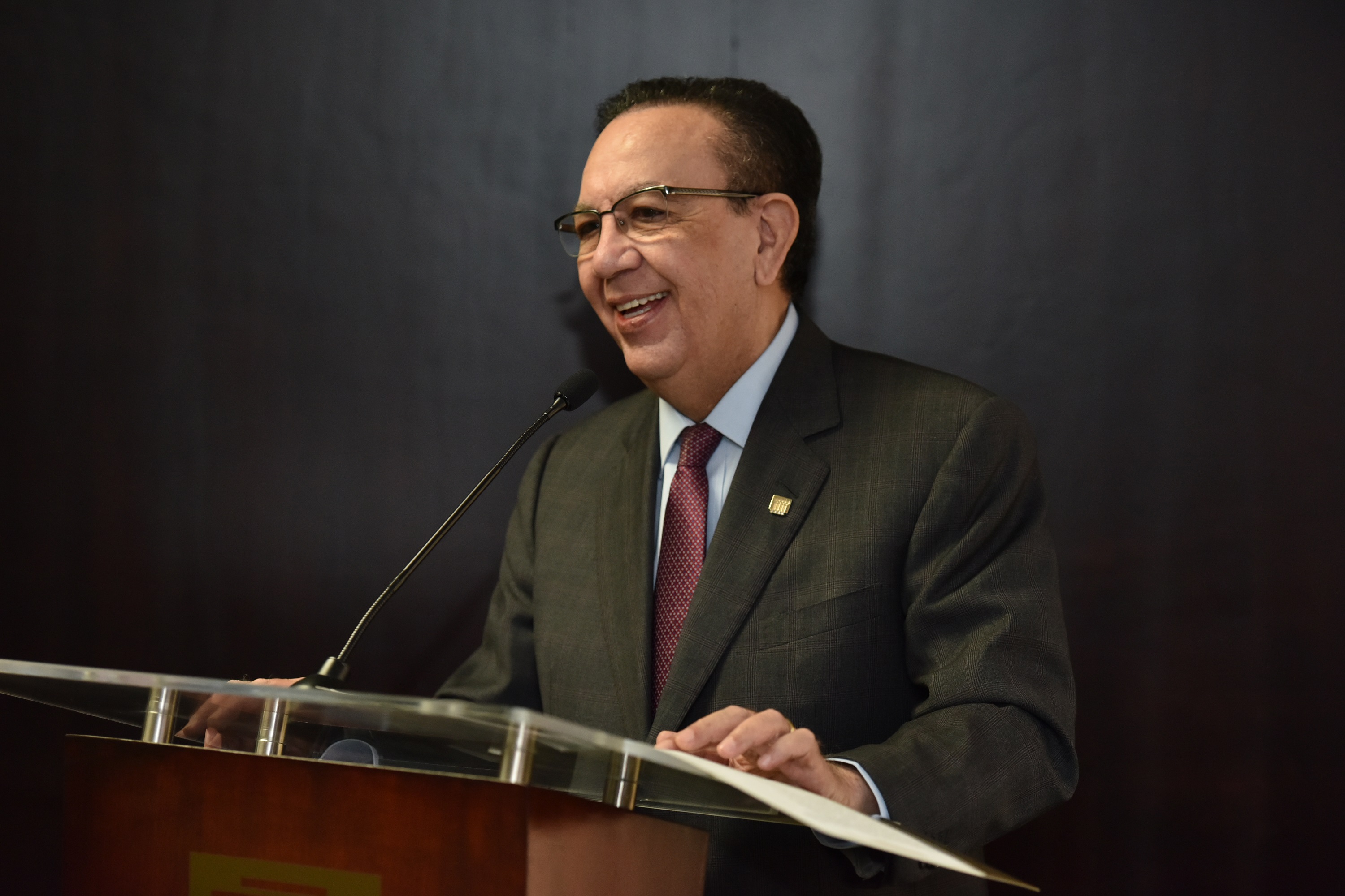 Gobernador del BCRD explica la clave para incentivar inversiones